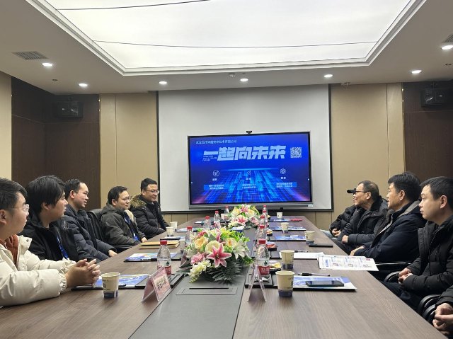 武漢光谷職業(yè)學(xué)院危道軍校長(zhǎng)一行蒞臨華路光電參觀(guān)交流